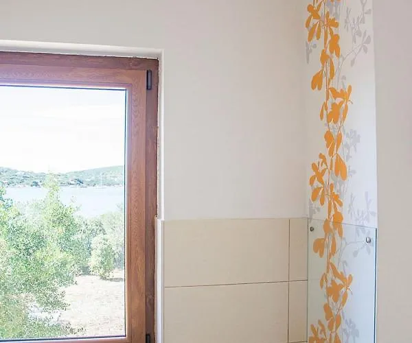 Semesterbostad House Divna *