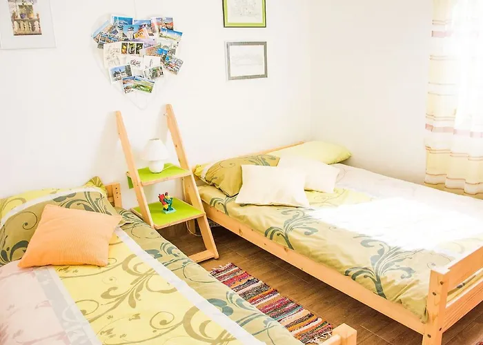 Semesterbostad House Divna